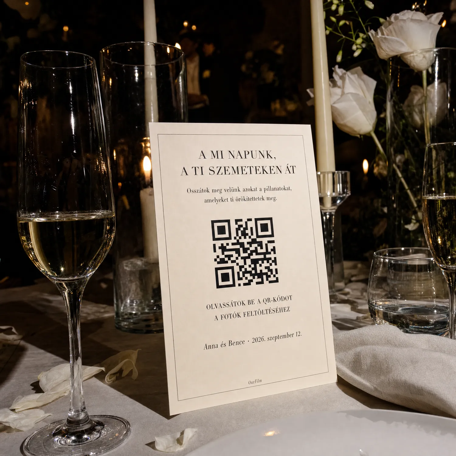 OurFilm QR-kártya egy megterített esküvői asztalon
